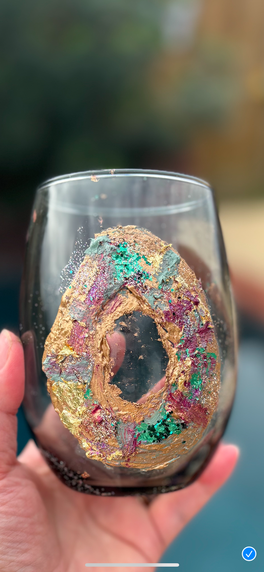 King cake 💜💚💛 stemless wine glass